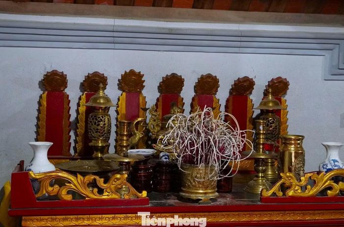 Không gian tưởng niệm 7 chiến sĩ cách mạng được đặt trang trọng bên trong đình Lương Sơn.