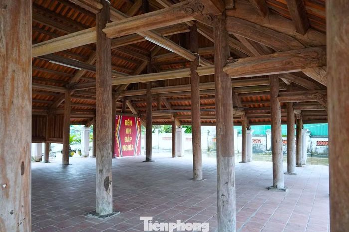 Những cột gỗ lim lớn tạo nên bộ khung vững chãi của đình. Riêng 4 cột ở gian đại cao khoảng 5,3 m, chu vi tới 1,2 m. Qua gần hai thế kỷ, nhiều cấu kiện gỗ vẫn lưu giữ những đường nét kiến trúc đặc trưng của đình làng xứ Nghệ.