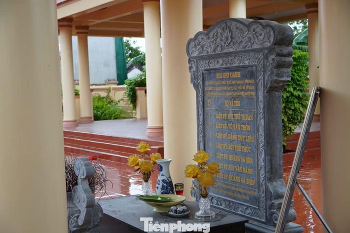 Ngày 25/4/1931, Bí thư Chi bộ Bùi Thế Thuận và đội viên xung kích Tự vệ đỏ Võ Văn Thởn bị sát hại tại sân đình. Ba ngày sau, 5 chiến sĩ khác tiếp tục ngã xuống tại chính nơi này. Chỉ trong bốn ngày, 7 người con của Lương Sơn đã hy sinh﻿ để bảo vệ cơ sở cách mạng và che chở cho đồng bào trước cuộc khủng bố trắng. Trong ảnh, tấm bia ghi danh 7 chiến sĩ trở thành dấu mốc đặc biệt trong không gian đình Lương Sơn.
