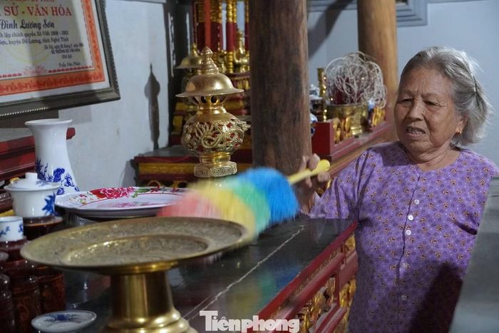 Nhiều năm qua, bà Nguyễn Thị Tý (80 tuổi) thường xuyên quét dọn, chăm sóc từng khoảng sân, gian đình. Với bà, giữ gìn ngôi đình cũng là giữ lại một phần ký ức của quê hương cho con cháu. “Ngày trước, các cụ kể lại cho con cháu nghe nhiều lắm. Mỗi lần ra đình, tôi lại nghĩ đến những người đã nằm xuống ở nơi này. Họ hy sinh khi còn rất trẻ, để quê hương có được ngày hôm nay. Vì thế, mình còn sức thì còn cố gắng chăm sóc, giữ gìn đình”, bà Tý chia sẻ.