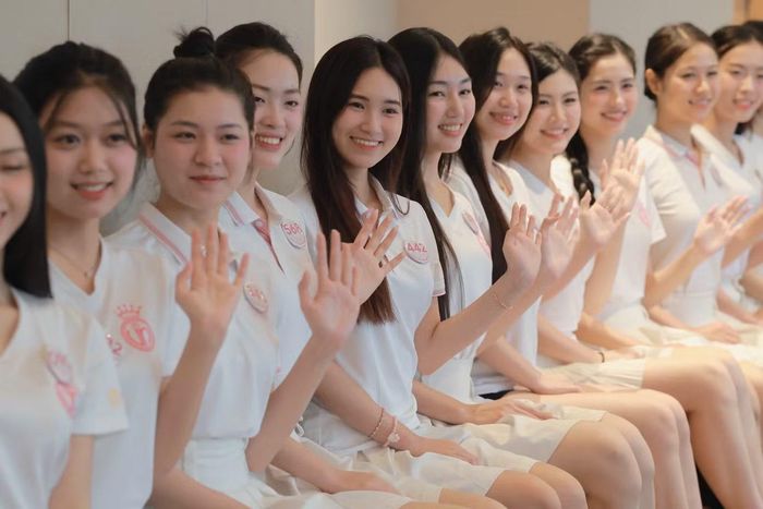 Các cô gái Hoa hậu Việt Nam 2026 háo hức xen lẫn hồi hộp trước cơ hội bước lên sân khấu của một trong những cuộc thi nhan sắc danh giá hàng đầu Việt Nam.