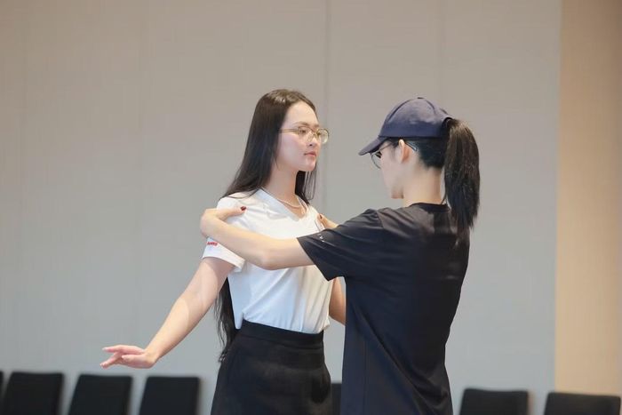 Không chỉ tập luyện theo đội hình chung, các thí sinh được biên đạo catwalk dành thời gian chỉnh riêng từng người. Với những lỗi nhỏ như đặt chân chưa đúng, lưng chưa thẳng, tay còn cứng, bước chuyển hướng thiếu nhịp hay động tác xoay người chưa đủ độ mở, ê-kíp quan sát, nhắc lại và yêu cầu thí sinh thực hiện nhiều lần.