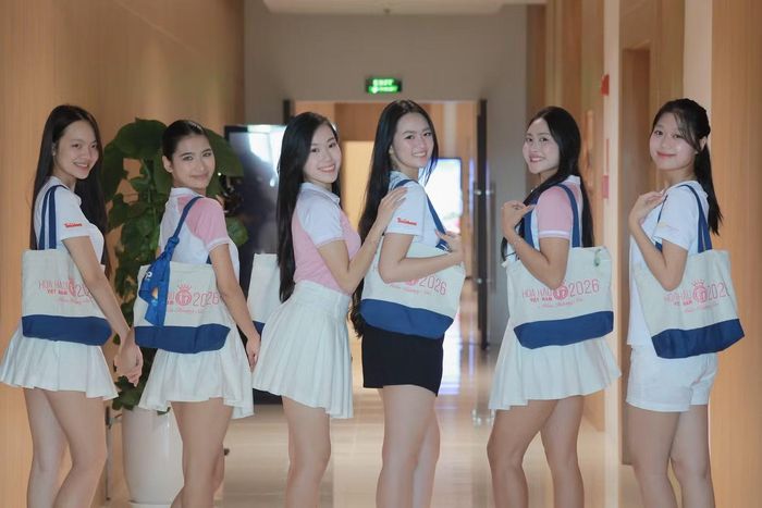 8h sáng, hành lang phòng tập bắt đầu nhộn nhịp. Các cô gái lần lượt xuất hiện với những chiếc túi cá nhân trên vai.