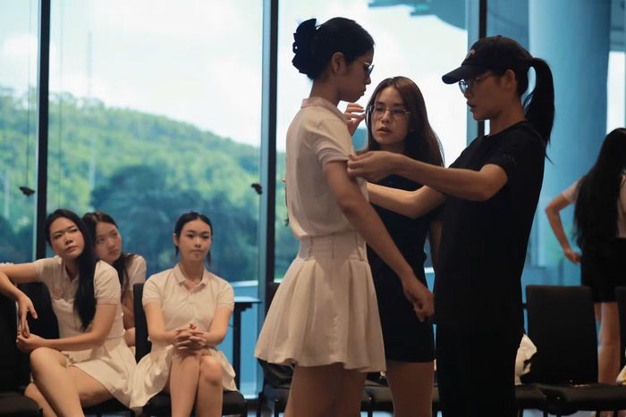 Có thí sinh được hướng dẫn cách giữ thăng bằng trên giày cao gót, người cần điều chỉnh dáng đi, người được sửa cách đưa tay hoặc hướng mắt khi bước trên sân khấu. Việc chỉnh từng động tác giúp 53 thí sinh dần hình thành phong cách trình diễn phù hợp với hình thể và khả năng của mỗi người.