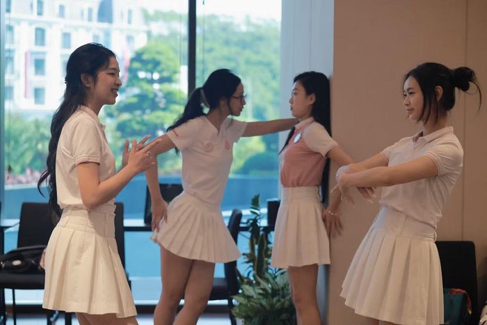 Một số cô gái tranh thủ thực hiện bài tập giữ lưng thẳng. Đây là bài tập được chuyên gia phong thái khuyên duy trì khoảng 15 phút mỗi ngày để hình thành tư thế đứng đúng và thẳng dáng.