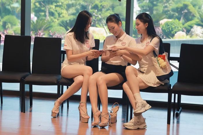 Thi thoảng cả nhóm cùng quay TikTok. Sau gần hai tháng ở nhà chung, khoảng cách dần được rút ngắn.