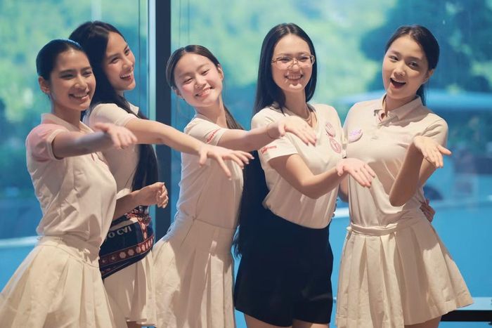 Những phút nghỉ giải lao, các nhóm thí sinh chia thành các nhóm nhỏ, trò chuyện hoặc đơn giản là hỏi nhau vài động tác vừa được hướng dẫn.