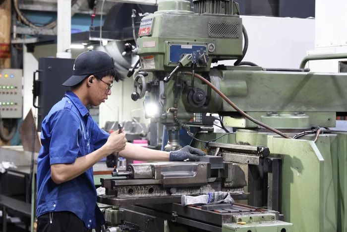 Sinh viên khoa cơ khí một trường đại học thực tập tại doanh nghiệp. Ảnh: Nguyễn Dũng