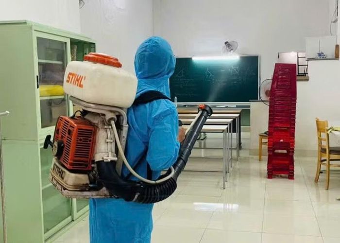 Nhân viên Y tế phường Long Khánh phun hóa chất xử lý ổ dịch sốt xuất huyết. Ảnh: CDC Đồng Nai