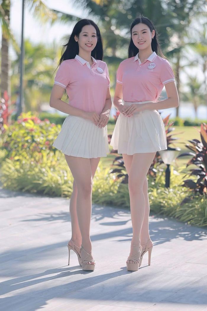 Bùi Mai Linh, Phạm Vân Hà khoe vẻ rạng rỡ. Họ đều có chiều cao nổi bật và học vấn ấn tượng. Bùi Mai Linh sinh năm 2006, là sinh viên ngành Quản lý Tài nguyên và Môi trường, Đại học Kinh tế Quốc dân. Phạm Vân Hà sinh năm 2008, cao 1,75 m, có trình độ IELTS 7.5 và chứng chỉ tiếng Pháp DELF B2.