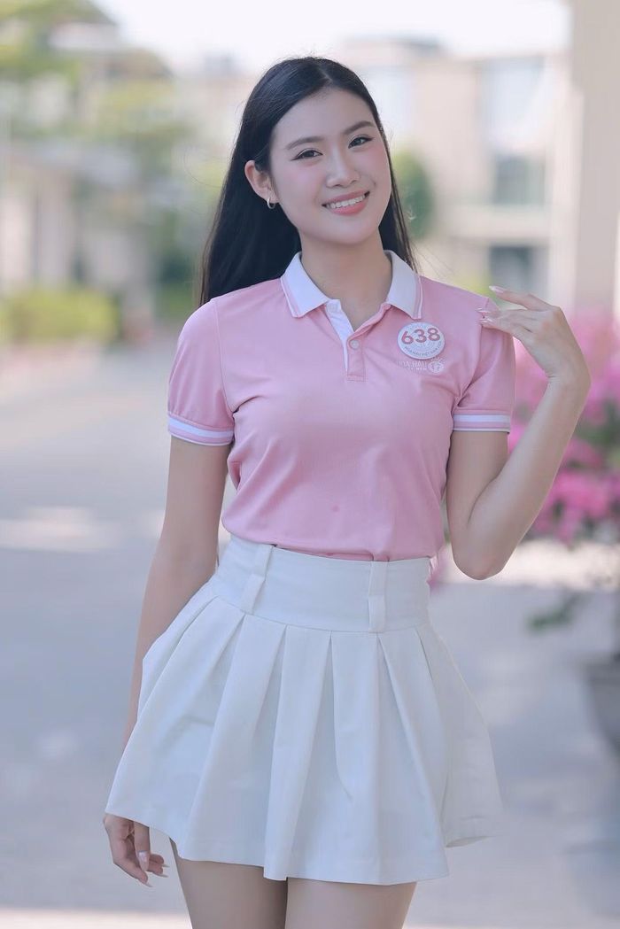 Vân Hà cho biết bố mẹ, bạn bè đang lên kế hoạch tới tiếp thêm tinh thần cho cô trong đêm chung khảo. "Nhà tôi cách địa điểm tổ chức chỉ khoảng hơn 20 km nên mọi người đang lên kế hoạch tới cổ vũ. Tôi thấy xúc động, cũng tự nhủ mình phải cố gắng để mọi người tự hào", cô chia sẻ.