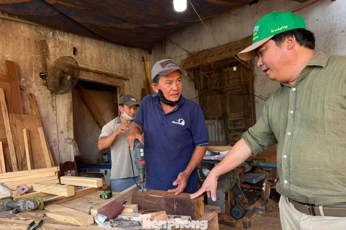 Ông Lê Huỳnh Huyên cùng cộng sự đã có nhiều năm “tái sinh” xác tàu, thuyền cũ thành những sản phẩm nội thất độc bản.