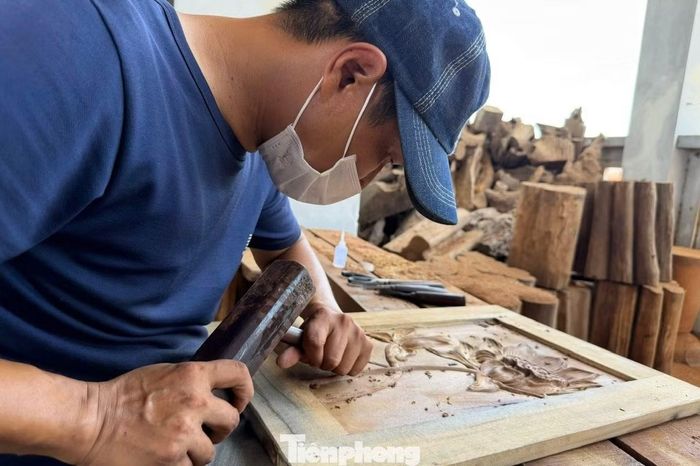Gỗ tàu cũ được xử lý, gia công và chế tác qua bàn tay tài hoa của những người thợ.