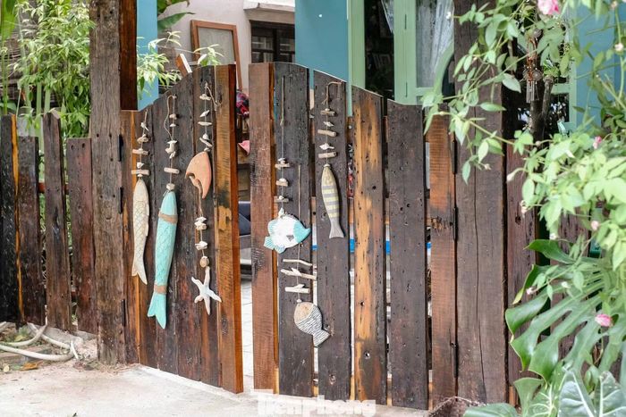 Những sản phẩm được làm từ chất liệu gỗ tàu thuyền cũ.