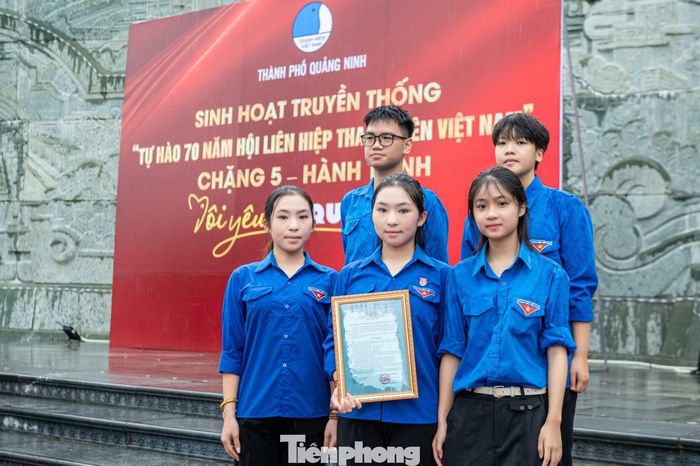 Nhân dịp này, Thành Đoàn Quảng Ninh trao Quyết định thành lập 3 tổ chức Hội LHTN Việt Nam trong doanh nghiệp ngoài nhà nước. Đây là dấu mốc ý nghĩa, góp phần mở rộng tổ chức Hội trong khu vực doanh nghiệp, tạo môi trường để thanh niên công nhân, người lao động trẻ được kết nối, rèn luyện, cống hiến và phát huy vai trò xung kích trong xây dựng doanh nghiệp và địa phương.