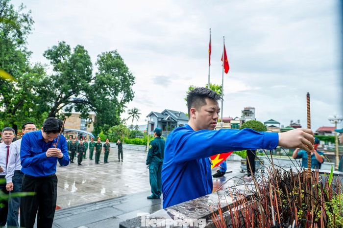 Trong không khí trang nghiêm, đại diện Thành Đoàn Quảng Ninh cùng đại biểu và các bạn đoàn viên, thanh niên dâng hoa, dâng hương tưởng nhớ Chủ tịch Hồ Chí Minh và các anh hùng, liệt sĩ là những người con ưu tú của dân tộc Việt Nam đã hy sinh xương máu, tuổi thanh xuân vì độc lập, tự do của Tổ quốc và hạnh phúc của nhân dân.