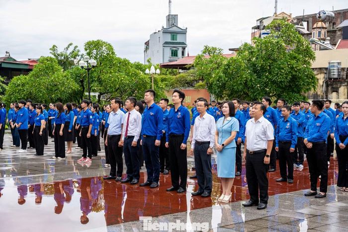 Tham dự buổi chào cờ có anh Nguyễn Đình Đàn - Phó Bí thư Thường trực Thành Đoàn, Chủ tịch Hội Sinh viên Việt Nam TP.Quảng Ninh, anh Nguyễn Vũ - Phó Bí Thư Thành Đoàn, Chủ tịch Hội Liên hiệp Thanh niên Việt Nam TP Quảng Ninh cùng đại diện chính quyền phường Vàng Danh và phường Uông Bí.