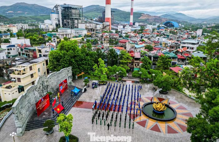 Buổi chào cờ cũng thu hút được trên 300 đoàn viên, thanh niên ưu tú đại diện cho gần 268.000 đoàn viên, thanh niên, tuổi trẻ thành phố Quảng Ninh.