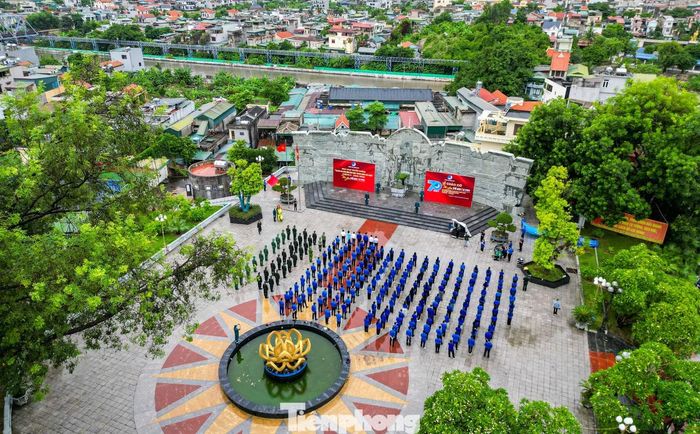 Sáng 4/10, tại Khu Di tích lưu niệm sự kiện Bác Hồ về thăm Uông Bí, phường Vàng Danh, TP Quảng Ninh, Thành Đoàn Quảng Ninh cùng Hội Liên hiệp Thanh niên Thành phố Quảng Ninh tổ chức lễ chào cờ và buổi sinh hoạt truyền thống "Tự hào 70 năm Hội Liên hiệp Thanh niên Việt Nam" chặng 5 - hành trình Tôi yêu Tổ quốc tôi.