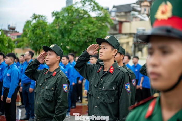 Lễ chào cờ không chỉ thu hút được thanh niên mà còn có sự tham gia của đông đảo lực lượng vũ trang đóng quân trên địa bàn thành phố Quảng Ninh.