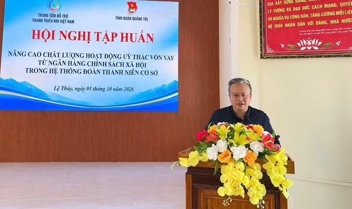 Đồng chí Lê Ngọc Khánh – Phó Giám đốc Thường trực Trung tâm Hỗ trợ Thanh thiếu nhi Việt Nam phát biểu tại hội nghị tập huấn tại Lệ Thuỷ, Quảng Trị