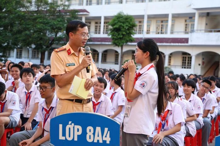 Lực lượng CSGT tuyên truyền tại các trường học