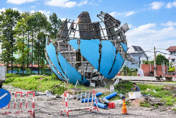 Công nhân cắt rời các kết cấu thép sau khi hạ quả cầu xuống mặt đất. Ảnh: Thanh Kong