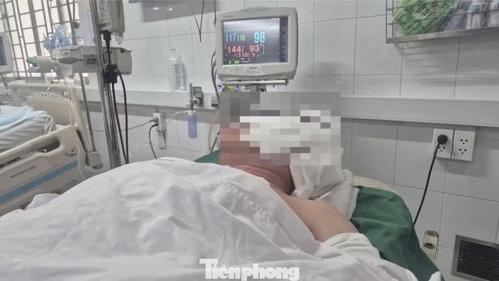 Anh Quang được gia đình chăm sóc, hỗ trợ điều trị sau khi biết tin 3 người thân tử vong trong vụ thảm án.