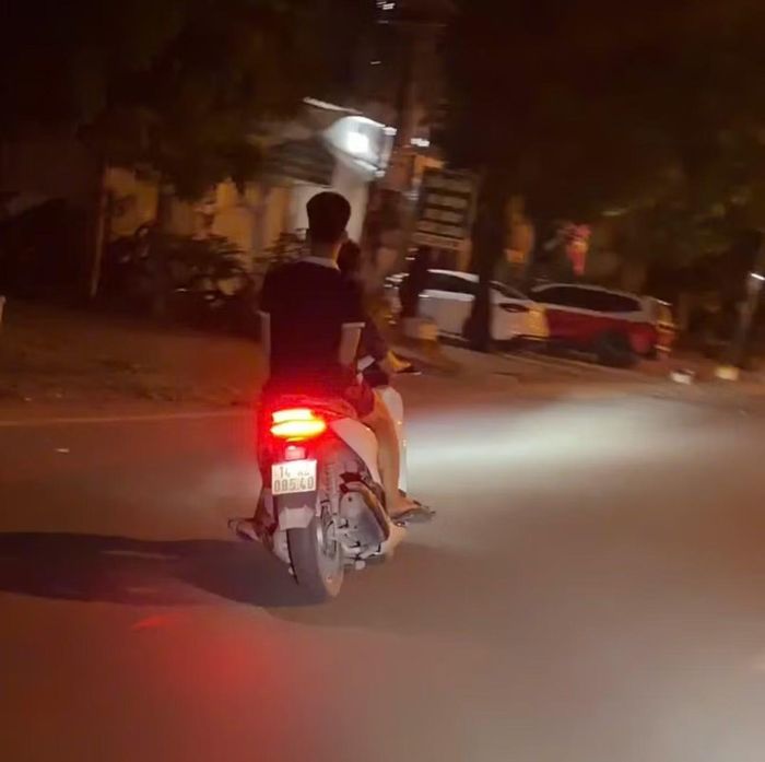 Hình ảnh lạng lách, đánh võng được CSGT ghi lại.