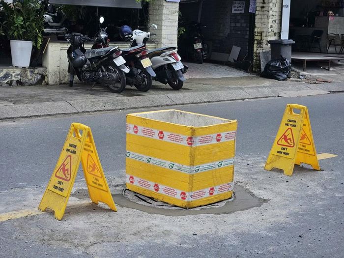 Cách đó không xa, một biển cảnh báo đặt ngay nắp cống trên mặt đường Phan Huy Ích. Đây đều là những vị trí ngập sâu nhất của tuyến đường này.