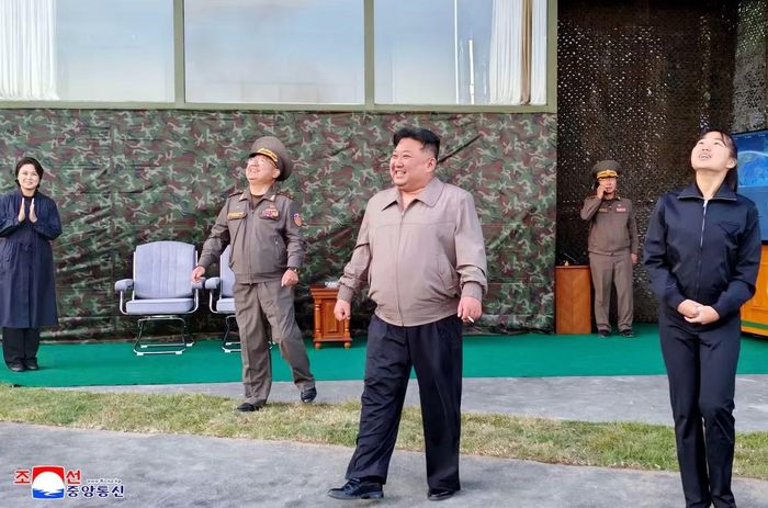 Chủ tịch Kim Jong Un cùng con gái theo dõi vụ phóng. (Ảnh: Reuters)