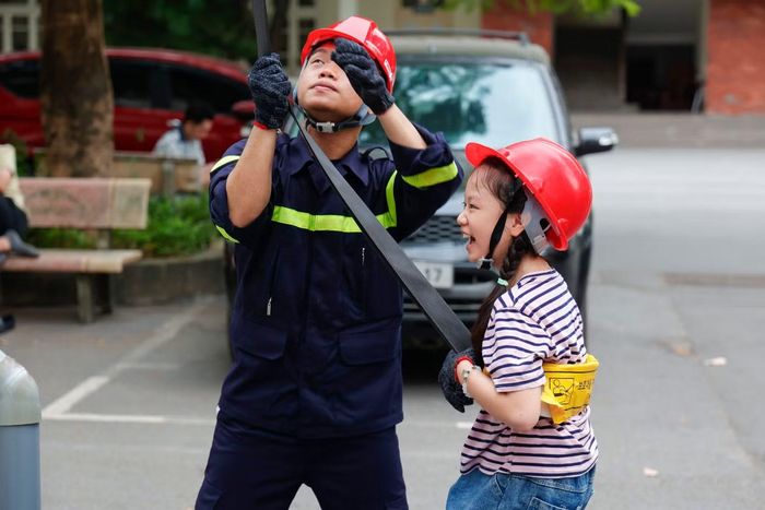 “Đây là lần đầu tiên con được tiếp xúc và tự tay thao tác sử dụng bình chữa cháy cầm tay để dập tắt ngọn lửa”, Lý Nhã Uyên, 10 tuổi, nói.