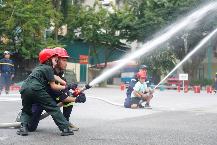 Trải nghiệm khoác lên mình bộ trang phục cứu hỏa và trực tiếp cầm vòi phun nước chữa cháy mang lại niềm thích thú đặc biệt cho các em nhỏ, giúp bài học kỹ năng trở nên gần gũi, dễ nhớ.