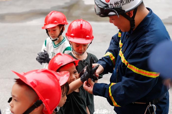 "Thông qua những buổi trải nghiệm trực tiếp, kiến thức về phòng cháy, chữa cháy sẽ dễ dàng đi vào đời sống, đặc biệt với trẻ em - nhóm dễ bị tổn thương nhất khi xảy ra sự cố. Việc hình thành kỹ năng ngay từ sớm sẽ giúp các em giữ bình tĩnh và xử lý an toàn trong tình huống nguy cấp", Trung tá Phạm Thế Trung, giảng viên khoa chữa cháy và cứu nạn cứu hộ, nói.