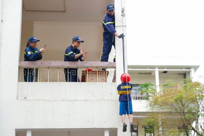 Việc thực hành trực tiếp trên mô hình giúp học viên nhí nắm vững thao tác hỗ trợ người bị nạn trong các tình huống khẩn cấp.