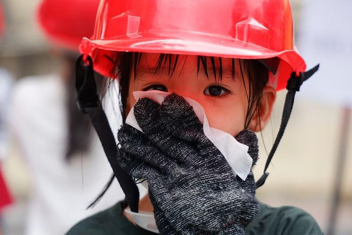 Một trong những nội dung quan trọng là kỹ năng thoát nạn trong môi trường mô phỏng khói khí độc. Các em được hướng dẫn cách bịt khăn ẩm, khom lưng di chuyển sát mặt đất để tránh hít phải khí độc.