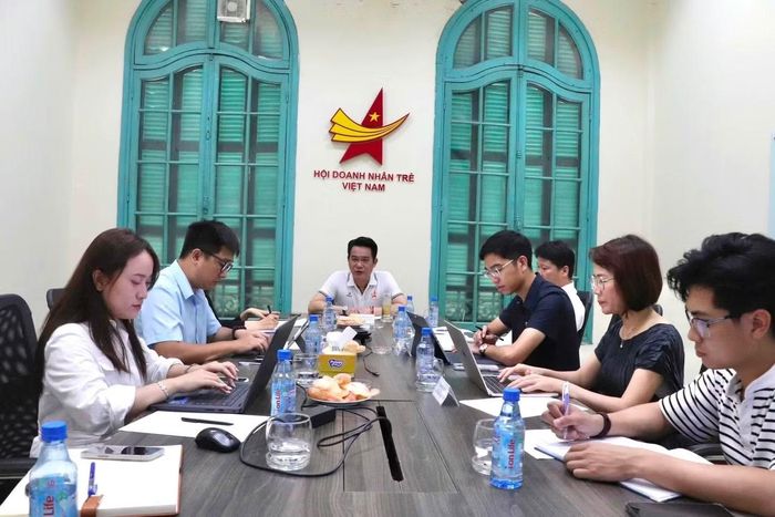 Chủ tịch Hội Doanh nhân trẻ Việt Nam Đặng Hồng Anh làm việc với Thường trực CLB Đầu tư và Khởi nghiệp Doanh nhân trẻ Việt Nam