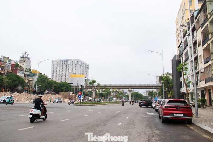 Điểm cuối tuyến đường kết nối trực tiếp với dự án Vành đai 1 đoạn Hoàng Cầu – Voi Phục vừa thông xe kỹ thuật, đồng thời giao cắt với các phố Hoàng Cầu và Đê La Thành.