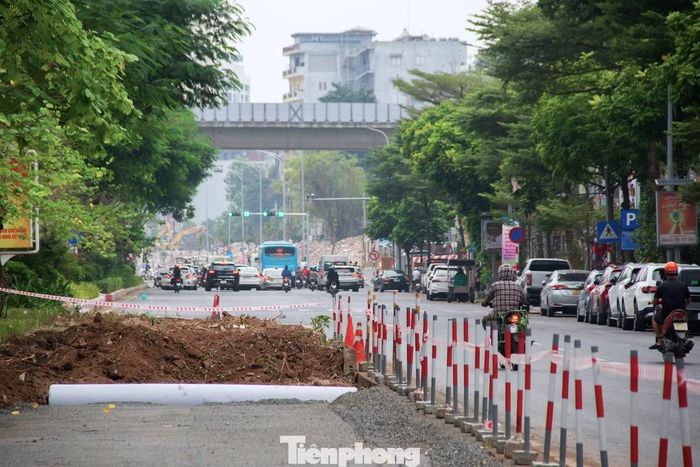 Việc xén dải phân cách giúp mỗi chiều đường tăng thêm 5,5m bề rộng mặt đường.