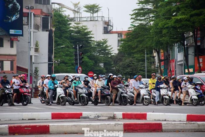 Tuyến đường bắt đầu từ nút giao Ô Chợ Dừa – nơi hội tụ 6 trục phố lớn gồm Xã Đàn, Tôn Đức Thắng, Khâm Thiên, Đê La Thành, Ô Chợ Dừa và Nguyễn Lương Bằng. Với mặt bằng rộng và nhiều hướng giao cắt phức tạp, đây là một trong những nút giao có mật độ phương tiện cao nhất Thủ đô, thường xuyên xảy ra ùn ứ vào giờ cao điểm.