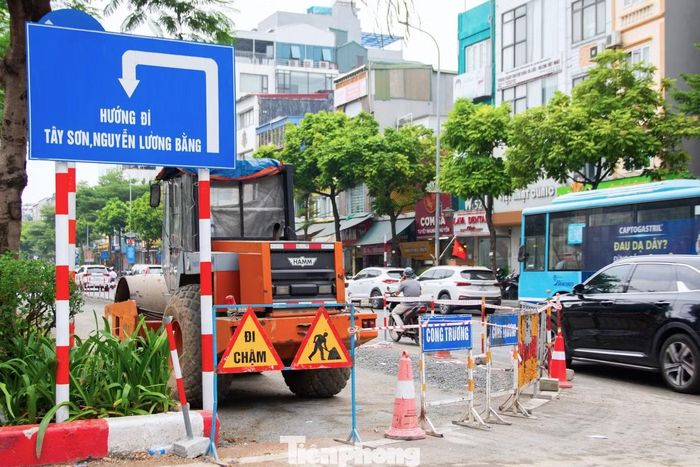 Nhằm tháo gỡ điểm nghẽn này, Sở Xây dựng Hà Nội đã có phương án điều chỉnh tổ chức giao thông trên tuyến (đoạn từ số nhà 34 đến số 80) bằng phương án xén bớt dải phân cách giữa để mở rộng lòng đường, tổ chức thành 3 làn xe chạy mỗi chiều.