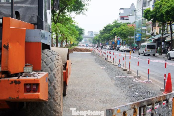 Ghi nhận thực tế ngày 4/10, đơn vị thi công đang tiến hành xén dải phân cách giữa đoạn từ số nhà 34 đến số 80 phố Ô Chợ Dừa.