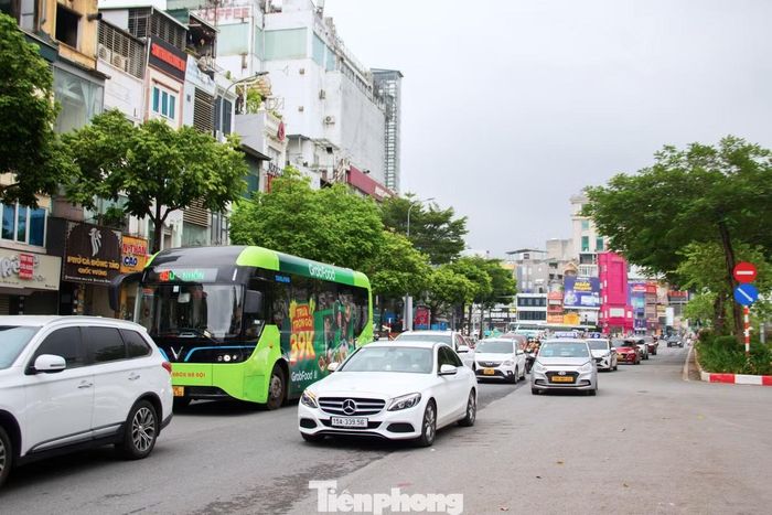 Sau khi đoạn Vành đai 1 Hoàng Cầu – Voi Phục thông xe kỹ thuật phần tuyến chính, đường Ô Chợ Dừa xuất hiện "nút thắt cổ chai" ở đoạn cuối tuyến, kéo dài từ số nhà 34 đến nút giao Hoàng Cầu.