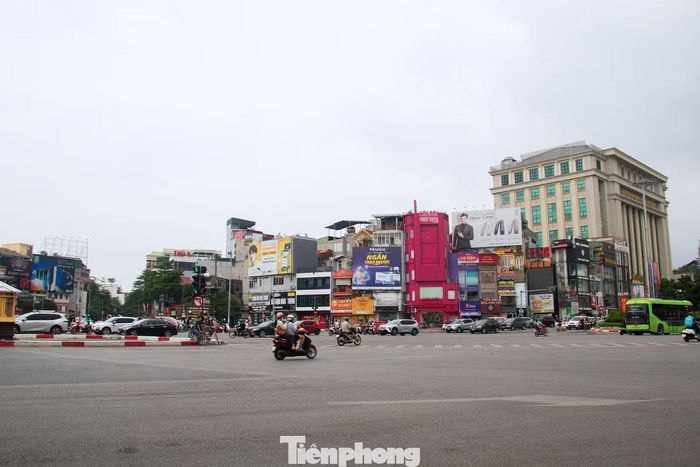 Theo phương án của thành phố, từ ngày 9/10, việc điều chỉnh tổ chức giao thông trên tuyến Ô Chợ Dừa sẽ chính thức áp dụng. Lòng đường sau khi mở rộng sẽ được tổ chức thành 3 làn xe chạy mỗi chiều, từng bước giải tỏa điểm nghẽn tại khu vực nút giao Hoàng Cầu – Vành đai 1.
