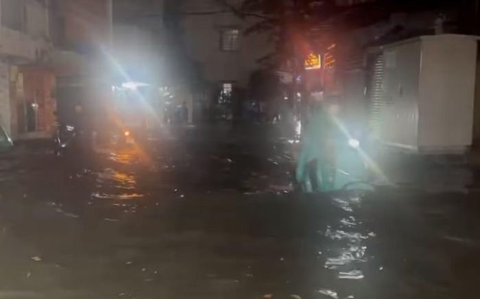 Hẻm trên đường Thoại Ngọc Hầu bị ngập nước sau mưa chiều tối nay- Ảnh Ngọc Lân