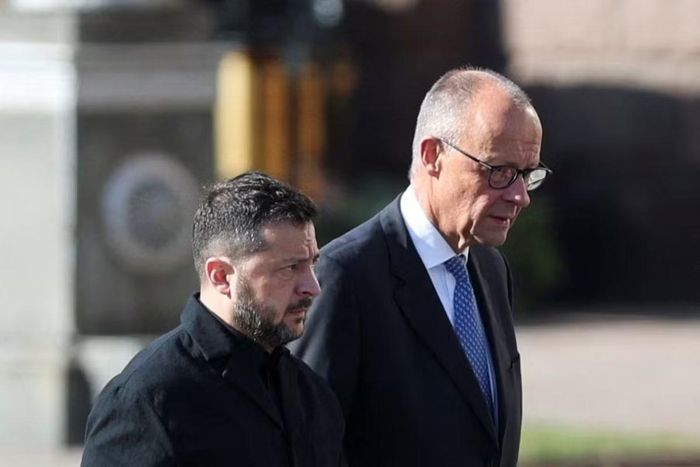 Thủ tướng Đức Friedrich Merz đến Kiev ngày 4/10. (Ảnh: Reuters)
