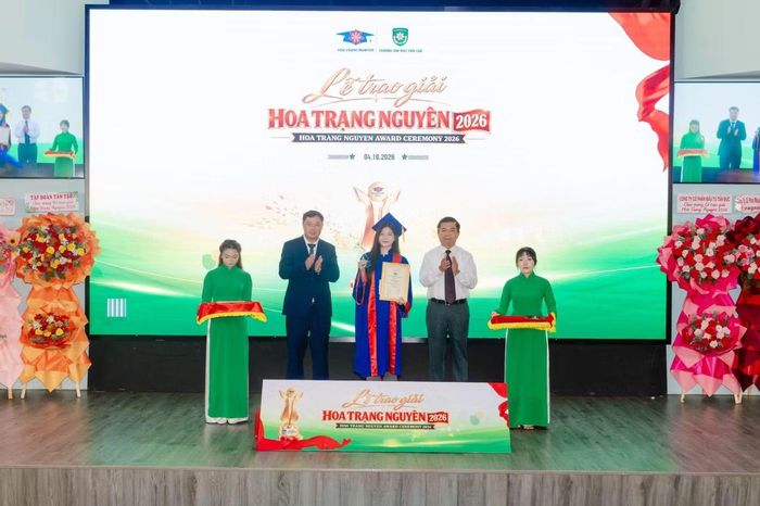TS. Nguyễn Mai Lâm (Bên trái) trao giải thưởng cho Tân Hoa Trạng Nguyên lần thứ 14 năm 2026