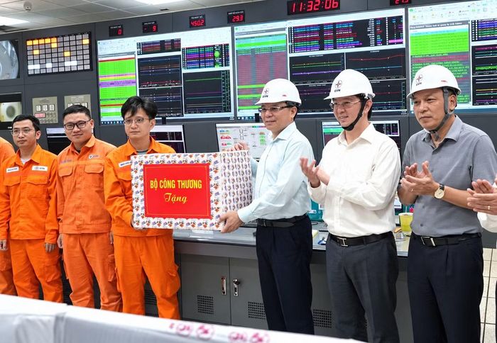 Bộ trưởng Bộ Công thương tặng quà đội ngũ vận hành Nhà máy Nhiệt điện Quảng Trạch I.