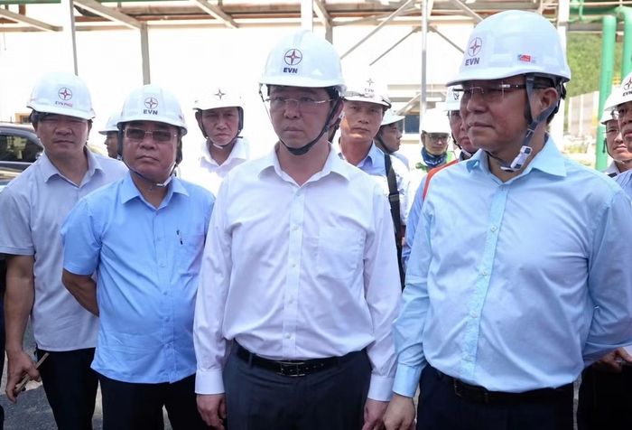 Bộ trưởng Bộ Công Thương và Chủ tịch UBND tỉnh Quảng Trị cùng đoàn công tác kiểm tra hiện trường Trung tâm Điện lực Quảng Trạch.
