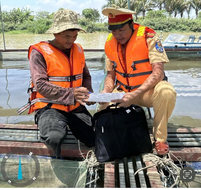 CSGT tuyên truyền công tác an toàn giao thông đường thủy.
